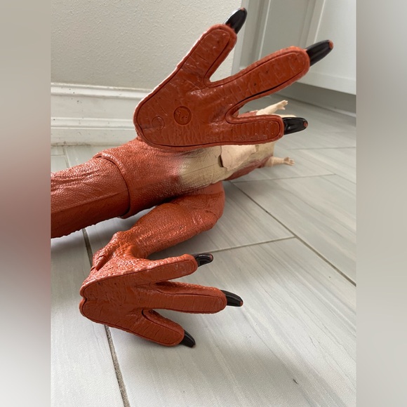 Mattel Jurassic World Camp Cretaceous Super Colossal Carnotaurus ‘Toro’ - Picture 7 of 10